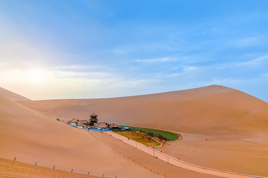 敦煌鸣沙山月牙泉全景图