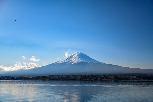 湖边富士山