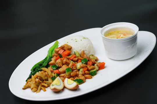 宮保雞丁蓋澆飯