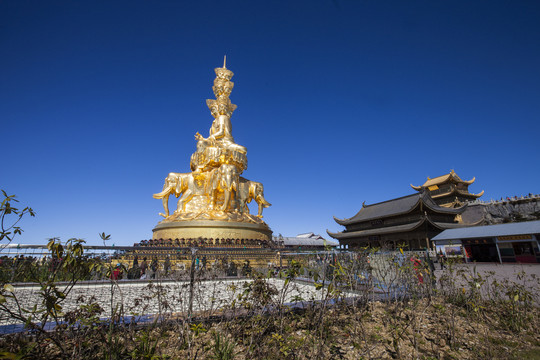 峨眉山金顶佛像