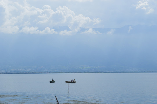 洱海上渔船打鱼