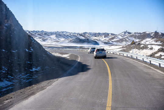 西北公路冬季景观