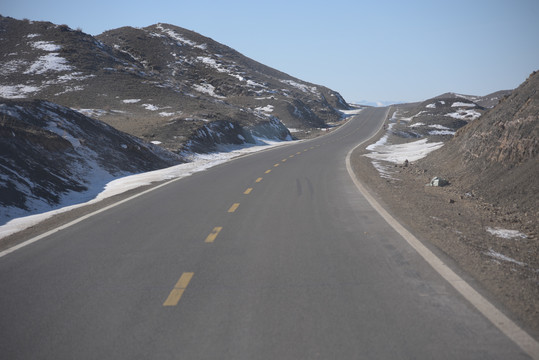 西北公路冬季景观