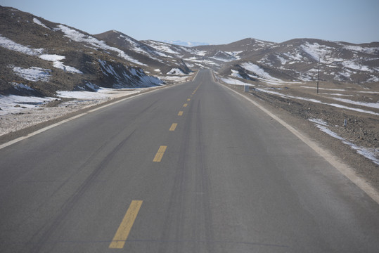 西北公路冬季景观