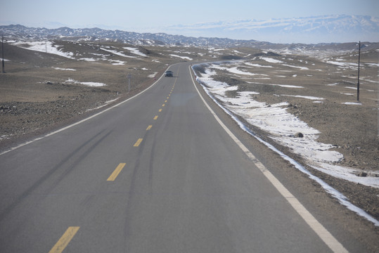 西北公路冬季景观