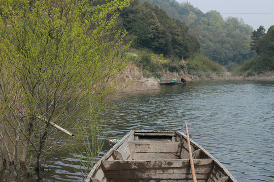 春水里的木船