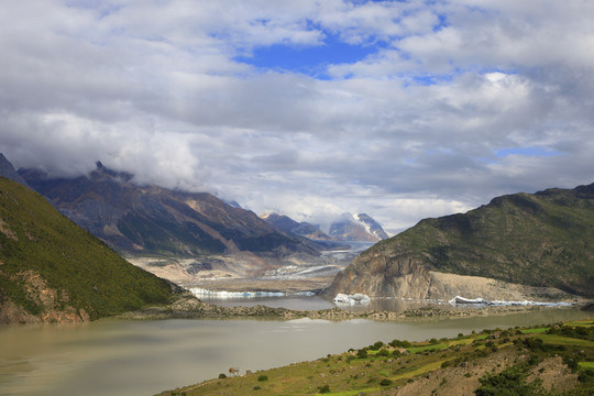 来古冰川下的湖泊湖