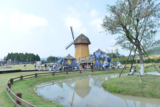 温州泰顺云岚牧场大风车绿草休闲