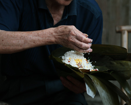 包粽子