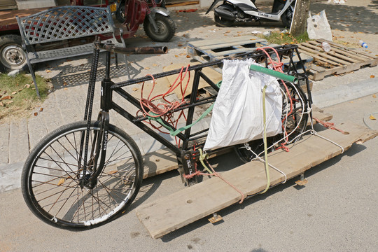 越南河口小商贩的交通工具自行