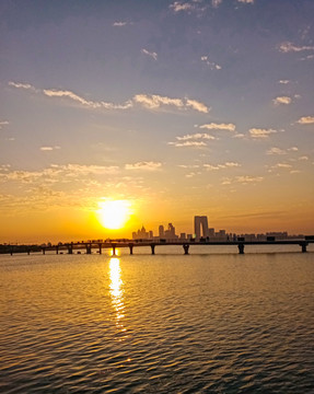 夕阳下的湖面