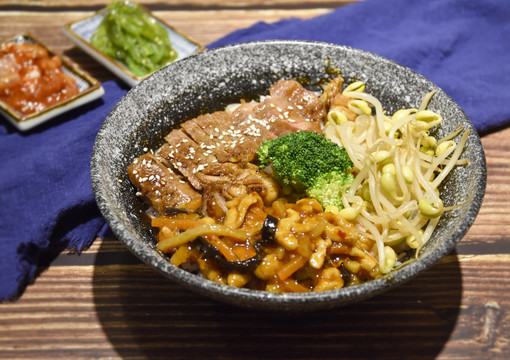 鱼香肉丝牛排饭