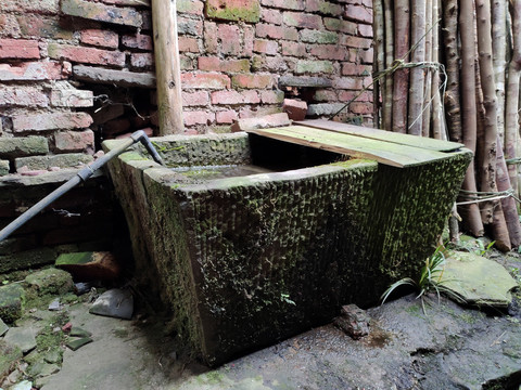 老式农家石水缸