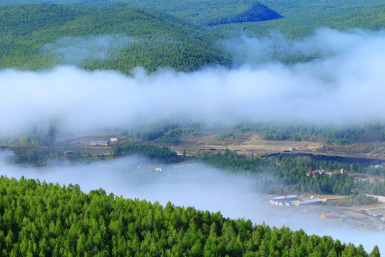 大兴安岭茂密云雾山村