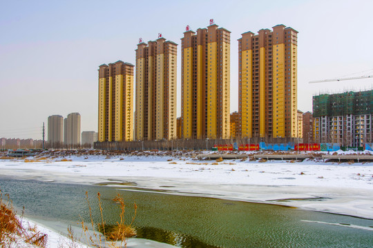 滨江国际高层住宅群与河道雪景