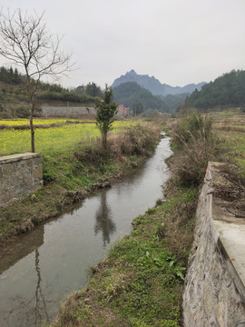 小河流水人家