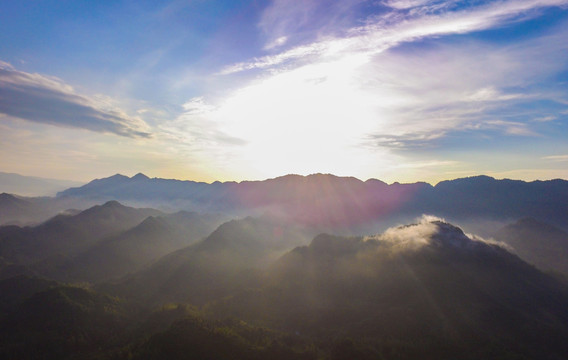 山区夕阳航拍图