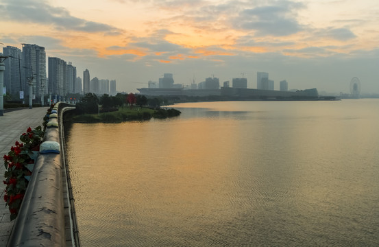 夕照金鸡湖