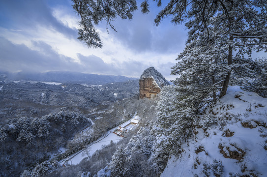 麦积山石窟雪景