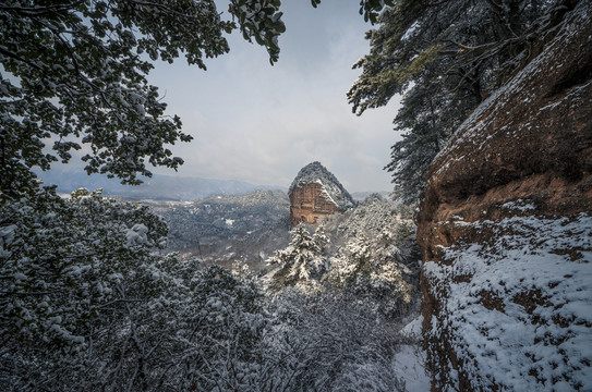 麦积山石窟雪景