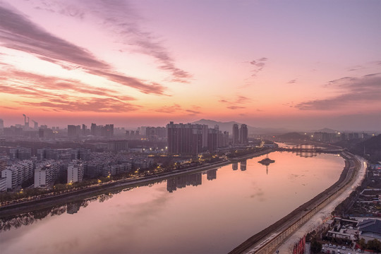 城市河流黎明