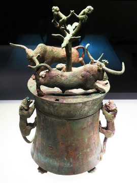 西汉动物搏斗铜贮贝器