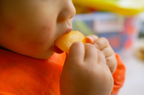 小孩用手吃黄桃