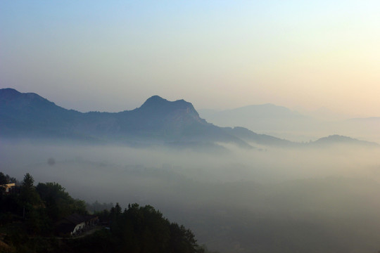 县河云雾日出三