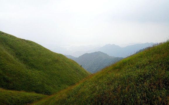 山坳远山