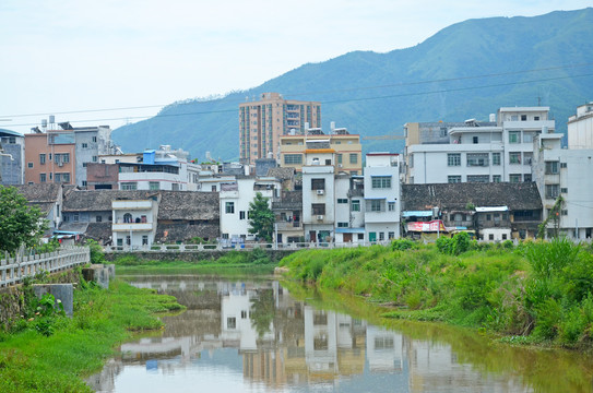 河边房屋