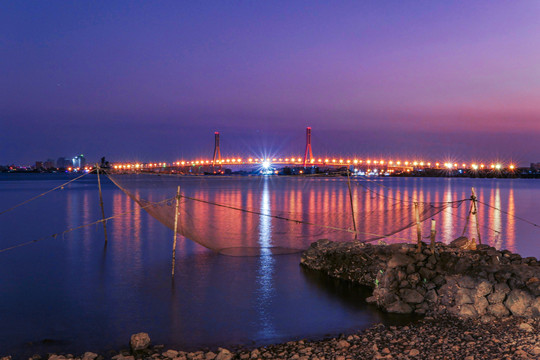 夜色下的洋浦湾