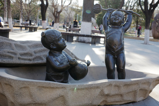 孩童玩耍雕塑