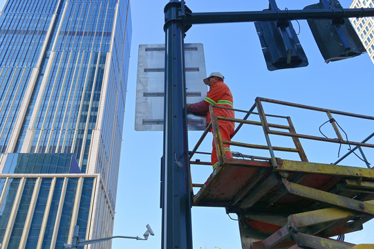 街头安装路牌的建筑工人