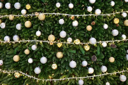 圣诞树及彩灯挂球装饰