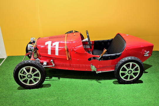 红色敞篷汽车模型
