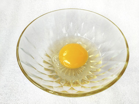 玻璃碗蛋黄