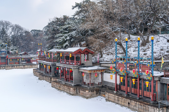 北京冬季雪后的颐和园苏州街建筑