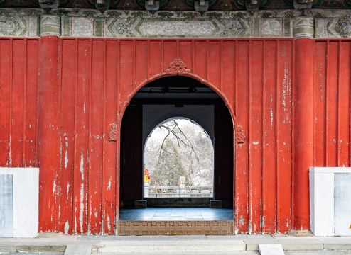 寺庙红色的门