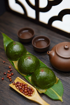 清明节传统艾草红豆青团茶点