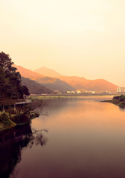 夕阳下的山峰与河流