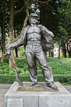 炼铁工人雕像