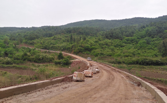 修鄉(xiāng)村道路