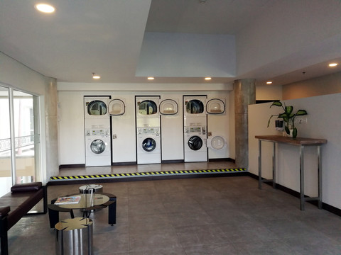 酒店中的带烘干设备自助洗衣房