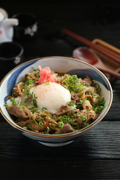 温泉蛋牛肉饭