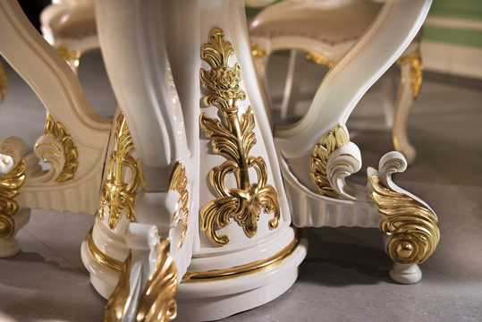 法式实木白色餐桌脚特写金色雕花