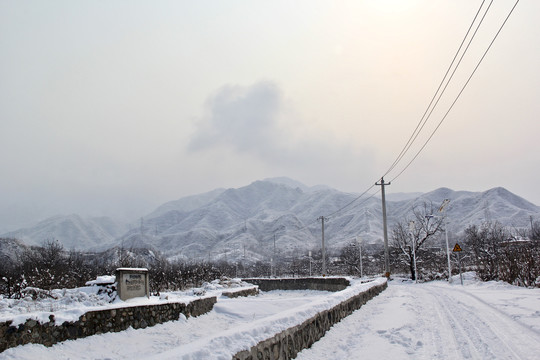 大雪道路和远山