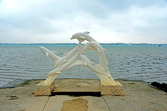 海豚塑像
