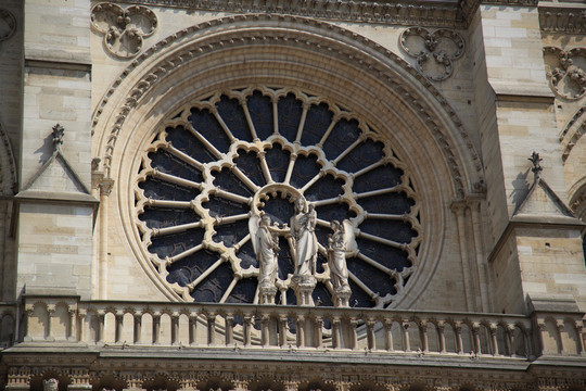法国巴黎圣母院正面玻璃窗与雕像