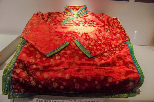 清代红缎绣花蒙古童式长袍