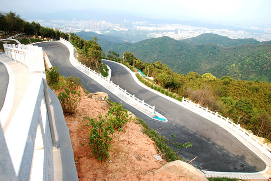 石岩羊台山盘山道路